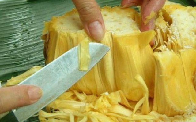 Dung dịch muối đặc pha với rượu vang sẽ tẩy sạch vết nhựa