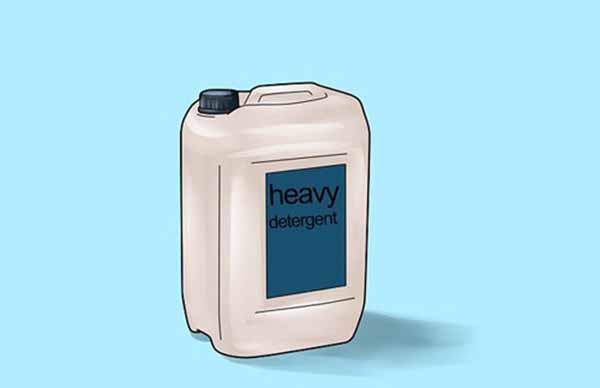 Thêm một chút cồn vào khăn, lau nhẹ vết mốc